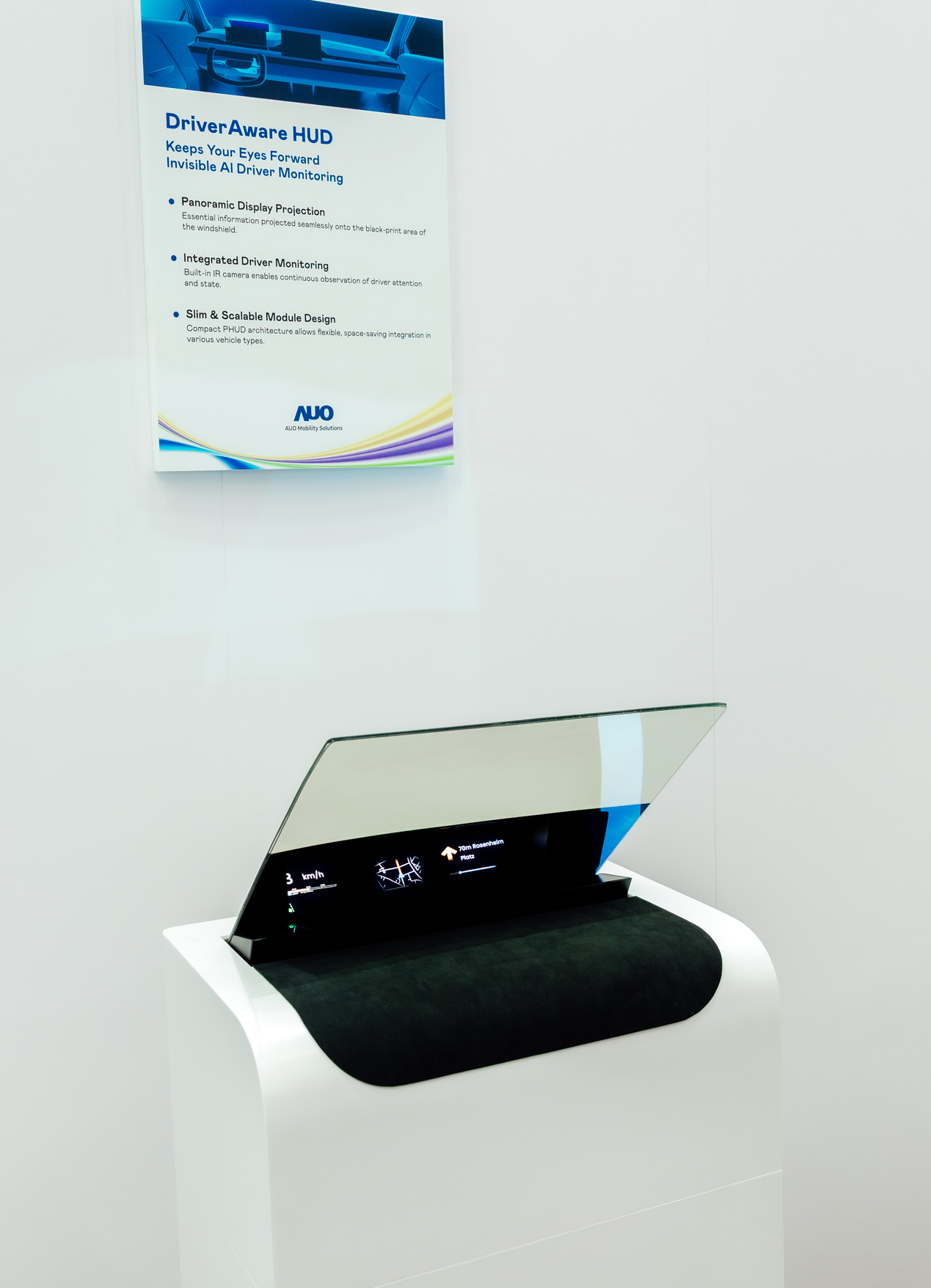 DriverAware HUD结合抬头显示器与隐藏式红外线摄影机，将车速、导航及警示讯息投影于挡风玻璃上，完美对齐驾驶目不离路的视线，同时，透过AI 监控驾驶注意力以提升安全性。